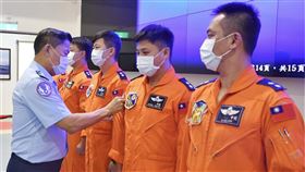 勇鷹首梯換訓教官開訓  空軍副司令主持空軍司令部6日表示，副司令孫連勝中將（左前）日前赴台東志航基地主持第一梯次勇鷹機教官換訓開訓典禮。（空軍提供）中央社記者游凱翔傳真  111年5月6日