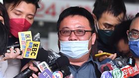 高登環球生醫負責人劉緯澤出面受訪（1）國民黨團4日質疑資本額僅新台幣200萬元的「高登環球生醫有限公司」是從小吃店轉型生醫公司，缺乏醫療專業和相關實績，就要承接1700萬劑COVID-19快篩試劑採購；高登同日晚間發布聲明決定不參與投標。高登環球生醫負責人劉緯澤（中）6日並親自出面，說明棄標原因等相關事宜。中央社記者王飛華攝  111年5月6日