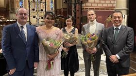 WHA月愛爾蘭飄台語歌聲  傳達台灣與世界合作決心作曲家郭芝苑紀念音樂會5日在都柏林舉行。駐愛爾蘭代表楊子葆（右1）說，郭芝苑作品有助聽眾理解台灣與世界合作、爭取參與WHO的決心。愛爾蘭參議員霍爾肯（左1）說，女高音左涵瀛（左2）的演出讓他體會到台語的動人力量。（駐愛爾蘭代表處提供）中央社記者陳韻聿倫敦傳真 111年5月6日