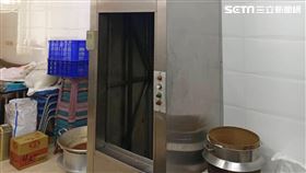 高雄女送貨員遭運餐貨梯夾死  勞檢處命停用設備高雄前金區一間米糕店6日上午發生死亡意外，李姓女送貨員運送豬肉時頸部遭運餐簡易提升機貨梯夾死，勞檢處人員稽查後已要求停用機械設備，事故原因待查。（高雄市勞檢處提供）中央社記者洪學廣傳真  111年5月6日