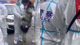 中國人無極限！男子遭警方「膠帶捆成木乃伊」　驚悚片曝光▲（圖／翻攝自用戶7756208564微博）