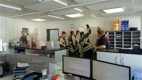 德國博霍爾特消防局到一所高中，幫忙解決考卷問題。（圖／翻攝自《Feuerwehr Bocholt》臉書）