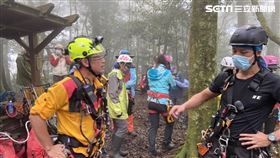 老婦南投溪頭健行墜谷，搜救人員找到已死亡。（圖／翻攝畫面）