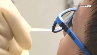 篩檢得來速塞車　母怨兒確診無法快篩