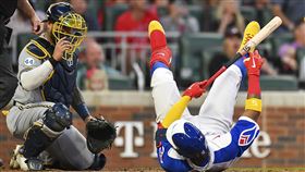 ▲亞古納（Ronald Acuna Jr.）開轟後跌倒在打擊區。（圖／美聯社／達志影像）