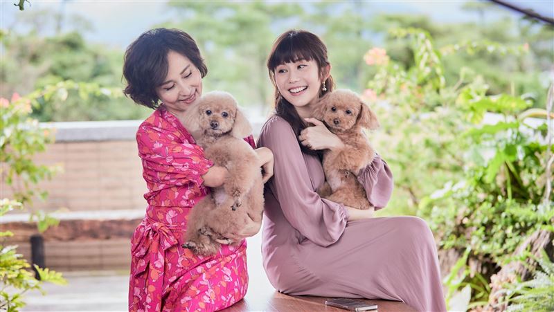 獨／爆媽愛現金　王宇婕曬4口全家福