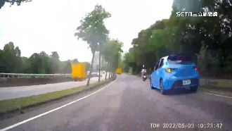 後座孩打瞌睡母邊騎邊扶　駕駛暖護送