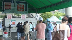 快篩陽即確診  3類對象5/12起可適用指揮中心5日宣布新增確診條件，未來居家隔離、自主防疫、居家檢疫對象使用家用抗原快篩試劑檢測陽性，且經醫事人員確認，即為確診，且家用快篩陽性者不可外出，將自12日起正式實施。圖為輔大醫院急診室外5日有不少排隊等待快篩民眾。中央社記者張新偉攝  111年5月5日