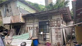 國姓貧困一家三口住板模屋，沒錢買紙尿褲只能用塑膠袋替代。（圖／翻攝馬文君臉書）
