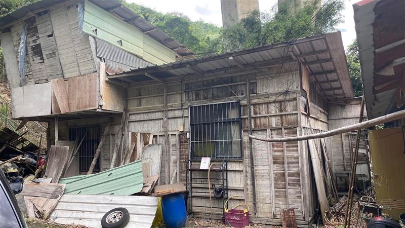 貧困三口擠板模屋　塑膠袋當紙尿褲