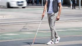 盲人,機車,爆廢公社,過馬路,違規,開單（圖／翻攝「爆廢公社」）