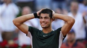 ▲「小蠻牛」艾卡拉茲（Carlos Alcaraz）擊敗世界球王喬科維奇（Novak Djokovic）。（圖／美聯社／達志影像）