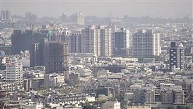 高雄宣布將推囤房稅（2）高雄市長陳其邁24日表示，高雄市會推動囤房稅，因為房屋是用來居住使用，不是用來囤積炒作，地方政府對房屋稅有調整空間，會經過市政會議跟議會，以自治條例方式處理。圖為高雄市區景色。中央社記者董俊志攝  110年11月24日