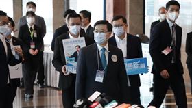 香港特首選舉今舉行 李家超篤定當選香港特首選舉今早9:00起在會議展覽中心舉行，圖為李家超(前)在現場拉票。中央社記者張謙攝  111年5月8日