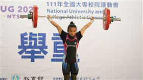 ▲霸澤昂．依邦在抓舉項目成功舉起87公斤。（圖／大專體總提供）