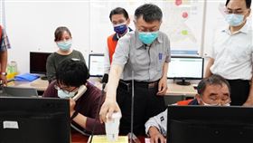 0508柯文哲赴北市大安區級關懷中心視察並慰勞同仁（圖／北市府提供）