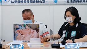 立委賴香伶陪家屬開記者會，說明中正大學法律研究生騎機車昏迷，6天前曾打高端疫苗。（圖／翻攝賴香伶臉書）