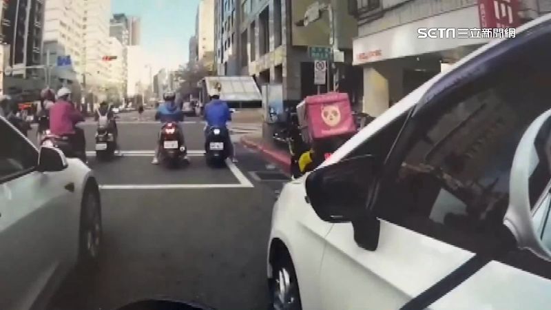 外送員扶視障者過馬路　機車遭開罰單