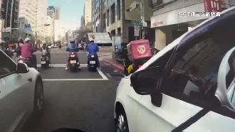 外送員扶視障者過馬路　機車遭開罰單