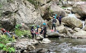 八仙山十文溪傳溯溪意外，1人摔落邊坡命危。（圖／翻攝畫面）