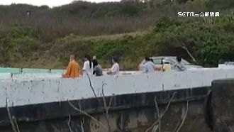 墾丁海域天降吐司　法師竟帶民眾餵魚