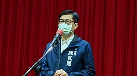 陳其邁高市議會受訪高雄市政府開設5個有「車來速」採檢的社區篩檢站，有篩檢站6日上午出現排隊人潮。市長陳其邁在議會接受媒體聯訪表示，希望民眾盡量分流，車來速確實等候時間比較久，在其他縣市有時一排就要好幾個小時，目前掌握21個篩檢站人數都不多，民眾可以就近使用。中央社記者曾以寧攝  111年5月6日