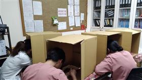 躲在紙箱裡吃飯！醫院一幕眾人鼻酸：醫護人員辛苦了（圖／翻攝自臉書）