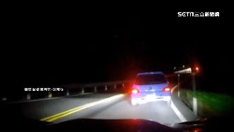 夜跑山路轉彎失控　轎車衝邊坡卡山溝