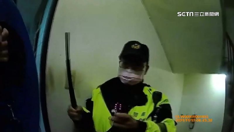 獨／通緝犯拒捕！婦朝警「扔菜刀」