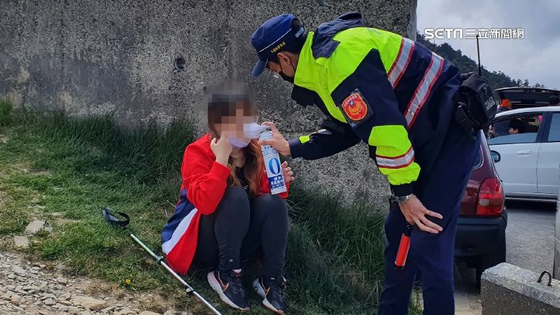 遊客上山賞花　高山症發作警四處供氧