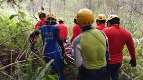 ▲八仙山十文溪傳溯溪意外，1人摔落邊坡命危。（圖／翻攝畫面）