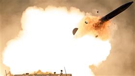 上述為國軍本週於屏東九鵬地區實施飛彈射擊照、影片，計有拖式飛彈、刺針飛彈、復仇者飛彈系統及雷霆2000火箭等武器裝備，提供各位参考運用。 國防部提供