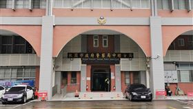 中壢警分局長快篩陽性  無症狀居隔等PCR結果桃園市政府警察局中壢分局長蕭欽杰8日上午自行快篩呈現陽性，他立即前往社區採檢站進行PCR採檢，隨後返回宿舍從嚴遵守防疫規定，並等待PCR採檢結果；分局已立即匡列與他在職場親密接觸的司機等3人進行快篩，結果都為陰性。中央社記者吳睿騏桃園攝  111年5月8日