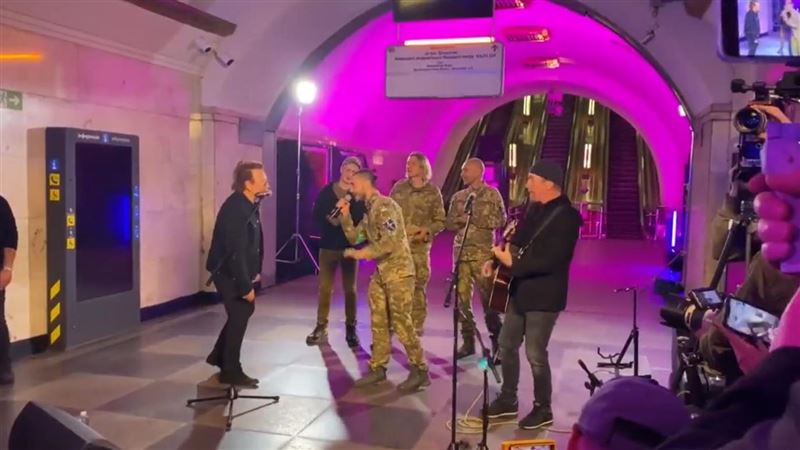 U2主唱現身防空洞　合唱軍人惹鼻酸