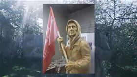 ▲普丁的顧問日前到馬立波為「紅旗奶奶

」愛國雕像揭幕。本尊安娜，正和丈夫被安置在一家醫院，因為家被俄軍炸毀了，還被立雕像，反而讓她變成叛徒。（圖／翻攝自烏克蘭戰略通信和信息安全中心推特）