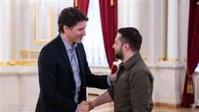 杜魯道與烏國總統澤倫斯基（Volodymyr Zelenskiy） 
澤倫斯基臉書