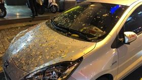 車子慘遭鳥屎攻擊。（圖／翻攝自爆廢公社臉書）