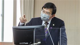 立院交通委員會  王國材備詢交通部長王國材4日上午赴立法院交通委員會，就「全國道路標線設計及號誌設置標準不一，對交通安全之影響評估與改善措施」進行專題報告並備質詢。中央社記者鄭清元攝  111年5月4日