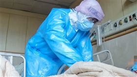 吳秉昇醫師入專責病房照護兒童。（圖／台北慈濟醫院提供）