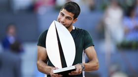 ▲「小蠻牛」艾卡拉茲（Carlos Alcaraz）在馬德里封王。（圖／翻攝自MMOPEN推特）