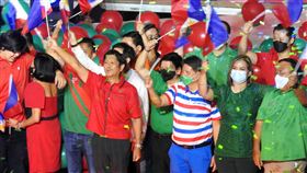 爭議不斷仍獲力挺 小馬可仕邁向總統大位聲勢旺菲律賓總統大選逼近，民調顯示，總統候選人小馬可仕支持率高達6成，邁向總統大位聲勢看好。圖為小馬可仕（左前）和副手薩拉．杜特蒂（右2）8日在造勢大會揮舞菲律賓國旗。中央社記者陳妍君布拉坎省攝 111年2月16日