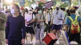 民眾逛建國花市（2）國內COVID-19疫情未停，中央流行疫情指揮中心8日宣布，新增4萬4294例本土個案，確診個案中新增106中症、12重症，12例死亡個案。圖為民眾8日母親節到台北建國假日花市逛街、買花。中央社記者張皓安攝  111年5月8日