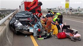 小客車行走台76線超過要下的員林匝道，竟在內側車道停車，遭大貨車撞擊。（圖／翻攝畫面）