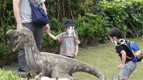 小朋友戴好口罩防護罩  減低染疫風險國內8日新增4萬4294例COVID-19本土個案，中重症新增118人，增12人死亡，皆創今年單日新高，死亡個案半數未接種過疫苗。8日在南港車站沒打疫苗的小朋友，除了戴好口罩也戴上防護罩，儘量減低染疫風險。中央社記者鄭傑文攝  111年5月8日