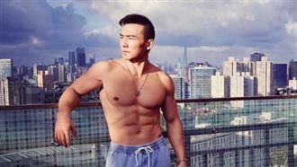 男星全身濕走光　「不雅畫面」網瘋傳