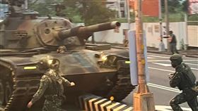 戰車,CM11,分隔島,湖口（圖／翻攝自臉書《爆廢公社》）
