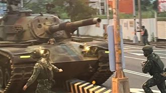 出事了！戰車衝上分隔島　撞壞號誌燈