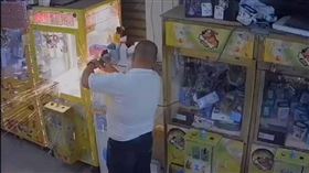 ▲陸姓男子因為沒工作缺生活費，竟異想天開以砂輪機準備割開兌幣機（圖／翻攝畫面）