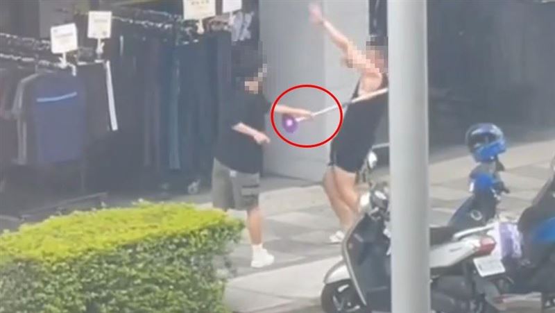 好神拖vs.啞鈴街頭大戰！路人看傻