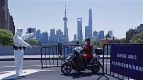 中共政治局常委會統一清零思想 卻削弱防疫彈性學者寇健文表示，中共雖藉5日的中央政治局常委會統一清零的防疫方針，平息爭論，但也讓上升到體制之爭的防疫措施難有彈性，恐為20大增添不安氛圍。圖為6日上海警方在乍浦路橋上，攔檢外送員車輛。（中新社提供）中央社 111年5月6日